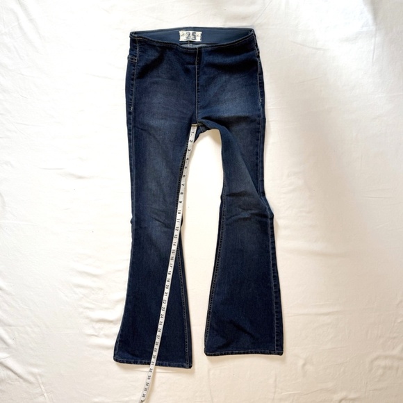 We The Free Size 25 Penny Pull-On Flare Blue Jeans Mid-Rise Bell Bottoms Boho - Picture 6 of 15